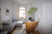 Wohnzimmer - Gemütliche, helle 2-ZW im Altbau, SachsenhausenNord, Nähe Schweizer Str., + EBK + Holzdielen.
