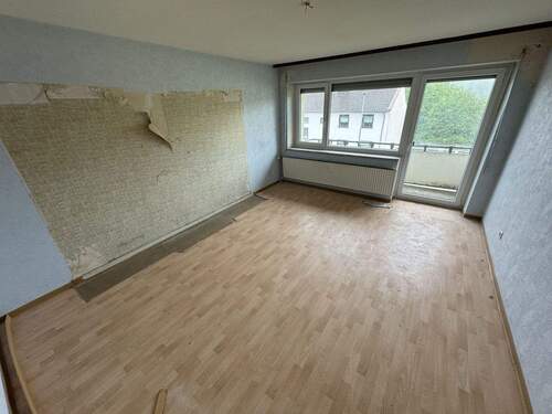 Wohnzimmer - Helle 3-Zimmer-Wohnung in ruhiger Lage von Baumholder - bezugsfertig und gut angebunden [HMR-O62E05]