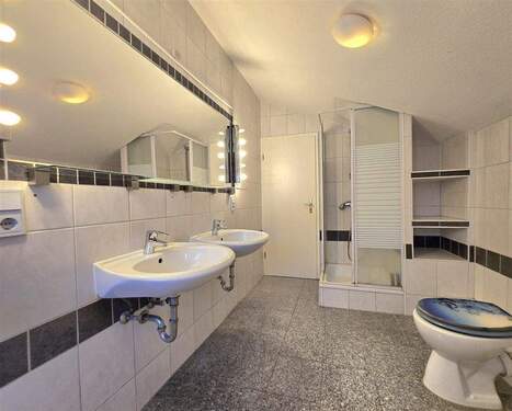 Vollbad mit Wanne und Dusche - 