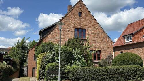 Ansicht Straßenseite - 1 Zimmer Mehrfamilienhaus, Wohnhaus zum Kaufen in Güstrow