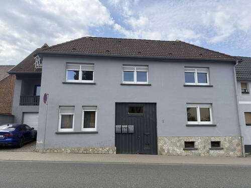 Bild 1 - Einfamilienhaus mit zusätzlicher Einliegerwohnung sowie Fläche für Gewerbe oder Privatnutzung