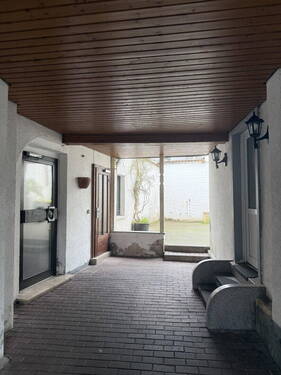 Innenhof mit sep. Eingängen - 8 Zimmer Einfamilienhaus in Friedberg