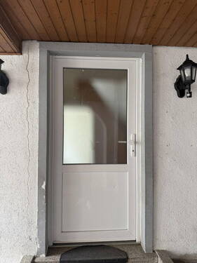 Eingang Haupthaus - Einfamilienhaus mit 195,00 m&sup2; in Friedberg zur Miete