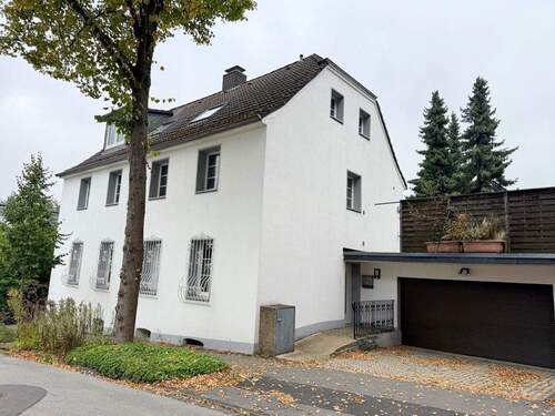 Vorderansicht - Renovierungsbedürftiges 2-Familienhaus mit Garage und parkähnlichen Grundstück