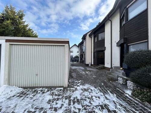 Außenansicht mit Garage - 5 Zimmer Reihenmittelhaus in Hanau