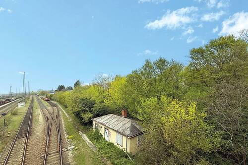 Blick auf das Grundstück von der Katzwanger Straße - Grundstück zum Kaufen in Nürnberg