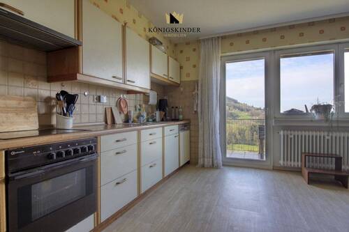 Küche mit Austritt zum Balkon - 
