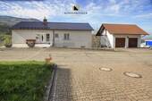 Haus und Doppelgaragengebäude - 