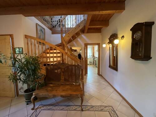 Flur mit Treppe - 