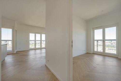 Blick in Wohnbereich und Zimmer - 