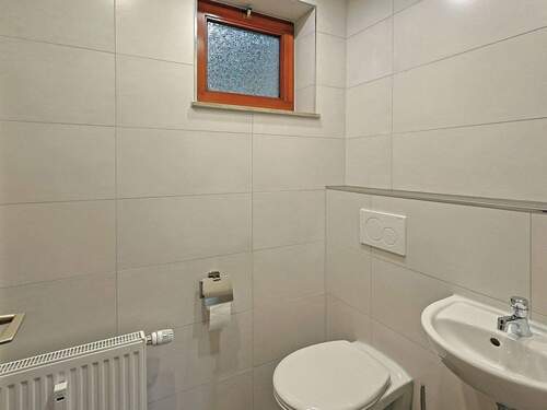 Separates WC - Frisch renovierte 3-Zimmer-Wohnung mit großer Sonnenterrasse, hochwertiger Ausstattung und Weitblick