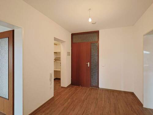 Geräumiger Eingangsbereicht mit großem Abstellraum - 3 Zimmer Etagenwohnung in Weissach