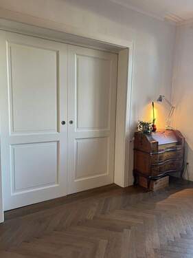 Schiebetür zum Wohnzimmer - 3 Zimmer Etagenwohnung in München