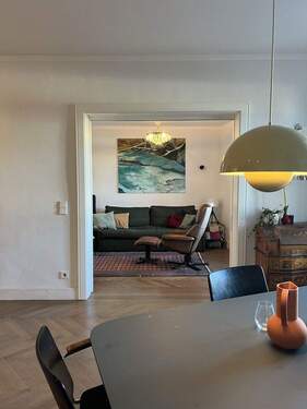 Blick ins Wohnzimmer - Etagenwohnung mit 99,00 m&sup2; in München zum Kaufen