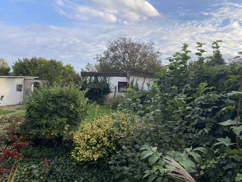 Blick in Garten mit Werkschuppen - Mehrfamilienhaus, Wohnhaus mit 208,90 m&sup2; in Nürnberg zum Kaufen