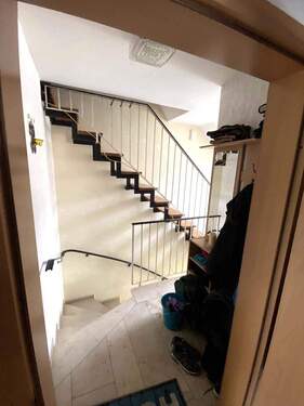 EG Wohnungstür mi Treppenhaus - 