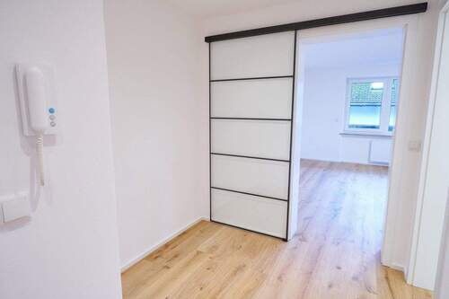 Eingangsflur mit Schiebetüre - Etagenwohnung mit 64,00 m&sup2; in Oberstdorf zum Kaufen