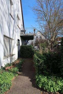 Weg zum Hauseingang - 1 Zimmer Mehrfamilienhaus, Wohnhaus zum Kaufen in Bad Oeynhausen