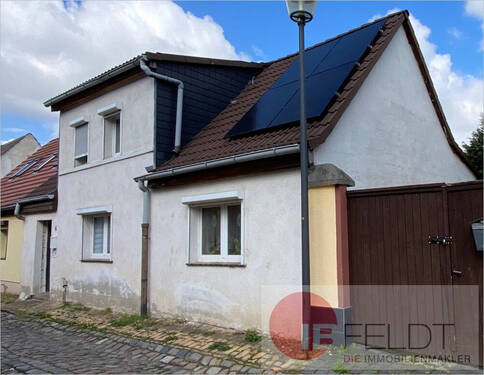 Vorderansicht - Der Anfang ist schon gemacht: Teilsaniertes Wohnhaus mit voll ausgebautem Dachgeschoss