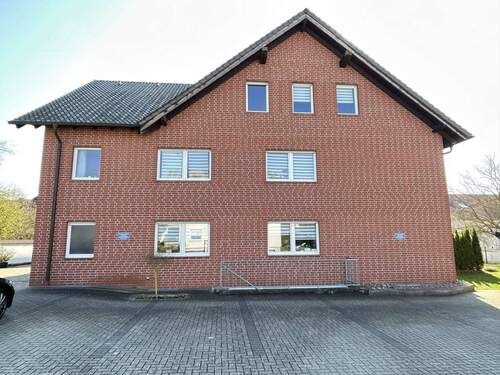 Seitenansicht-Stellplätze - 5 Zimmer Etagenwohnung zum Kaufen in Warburg