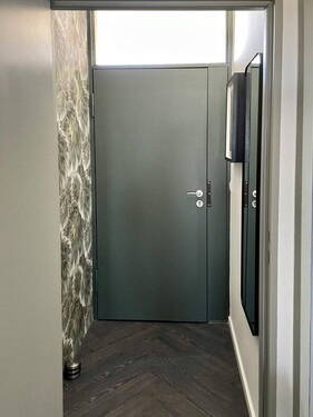 Eingangstür - 3 Zimmer Etagenwohnung zur Miete in Stuttgart