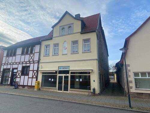Straßensicht mit Durchgang an der Nordseite - Einfamilienhaus in Bad Frankenhausen