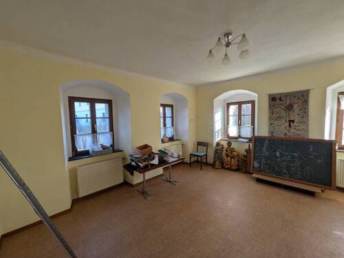 Gemeindesaal - Mehrfamilienhaus, Wohnhaus mit 451,00 m&sup2; in Lommatzsch zum Kaufen