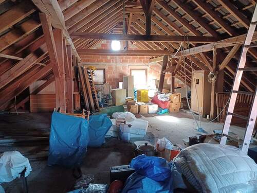 B) ausbaufähiges Dachgeschoss - 