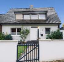 Freistehendes Einfamilienhaus in Meerbusch-Osterath mit Pool, Kamin und 2 Garagen