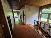 Flur mit großem Fenster - 