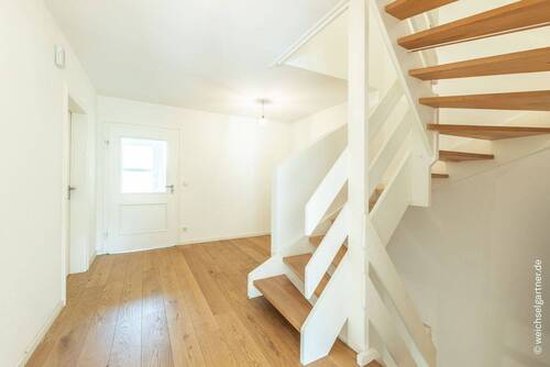Treppenhaus und Garderobe - 