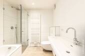 Hauptbad mit Wanne und Dusche - 
