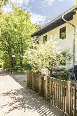 Fußweg zum Haus mit Vorgarten - 
