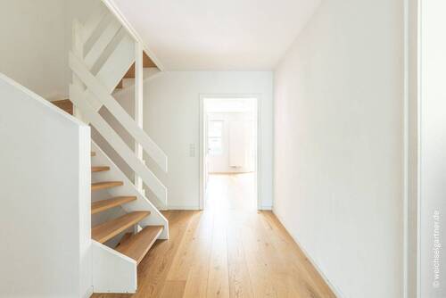 Flurbereich und Treppenhaus - 