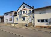 Front BB - Modernisiertes Reihenmittelhaus mit zwei Wohneinheiten und Garten in Schiffweiler