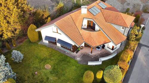 Ansicht Drohne - Stilvolles Einfamilienhaus mit Doppelgarage, Garten, Terrasse, Loggia und Balkon in 88410 Bad Wurzach - Reischberghöhe