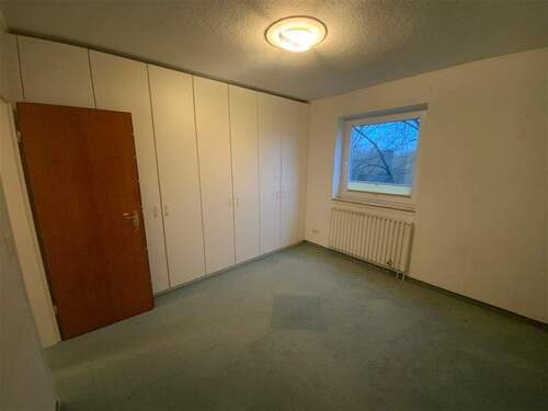 Schlafzimmer mit eingebautem Kleiderschrank - 