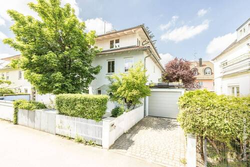 Straßenansicht - 5 Zimmer Doppelhaushälfte in München