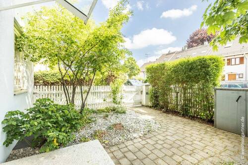 Vorgarten - Doppelhaushälfte mit 135,60 m&sup2; in München zum Kaufen