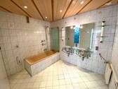 Badezimmer mit Waschmaschinenanschluss - 