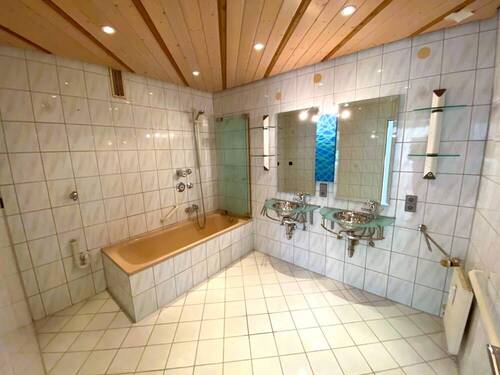Badezimmer mit Waschmaschinenanschluss - 