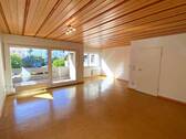 Wohnzimmer mit Balkonzugang und Essbereich - 