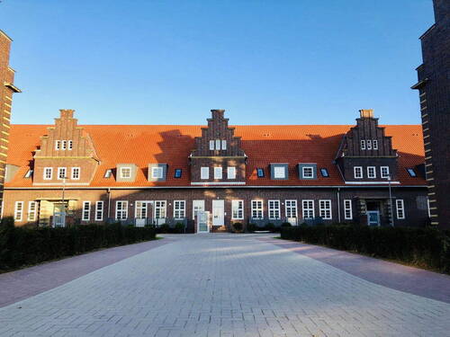 Vorderansicht 1 - Wohnen im Baudenkmal! Hochparterre mit Balkon und Garten