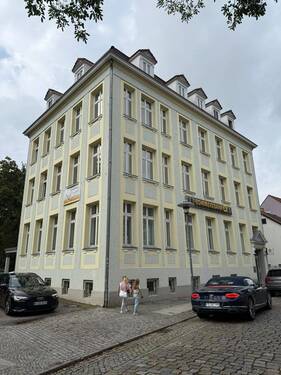 Gebäude_Vorderseite - Interessantes und lukratives Investmentobjekt im Zentrum von Hoyerswerda