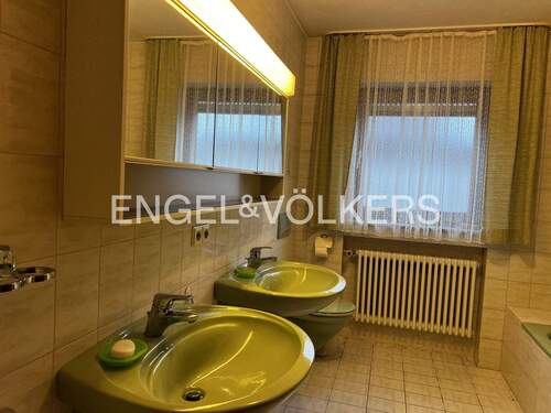 Tageslichtbad mit Wanne + Dusche - Einfamilienhaus mit 86,00 m&sup2; in Dusslingen zum Kaufen