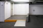 Links Aufzug, rechts Stellplatz - 
