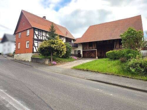 Frontansicht - Zweifamilienhaus mit Scheune und großem Garten in Germerode - denkmalgeschützt