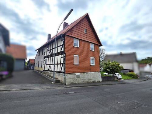 Seitenansicht - 6 Zimmer Mehrfamilienhaus, Wohnhaus in Meißner / Germerode