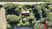 Drohnenaufnahme - Wohnhaus mit Nebengebäuden im 'Dornröschenschlaf' in Lohne