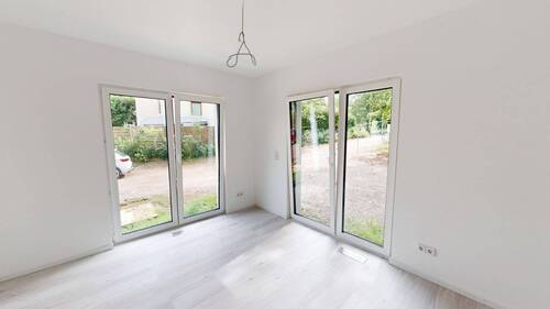 Wohnbereich mit Zugang zu Terrasse und Garten - Reihenendhaus mit 154,20 m² in Chemnitz zur Miete